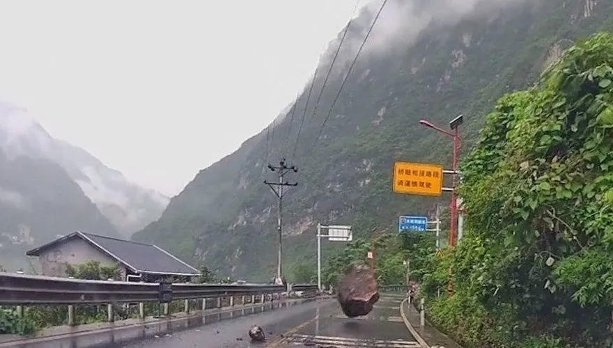 影/男子開山路險遭巨石砸中　20秒驚險躲開3次自嘲：現實版死裡逃生