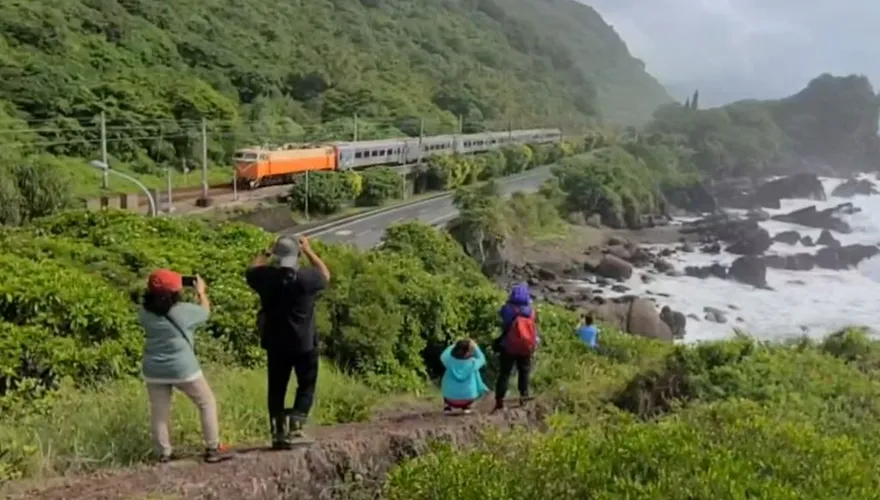 海葵颱風/宜蘭海邊掀長浪！民眾興奮觀浪拍火車