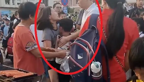 影/離婚夫妻校門口上演「扶養權搶奪戰」　孩子爆哭惹圍觀者心疼