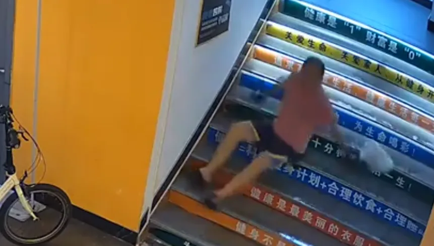 影/不滿樓上健身房噪音擾民　男子樓梯間潑油害無辜民眾慘摔