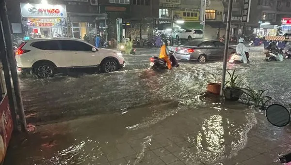 影/高雄突來大雷雨「比颱風還大」　鳳山仁武淹水、本館河再現