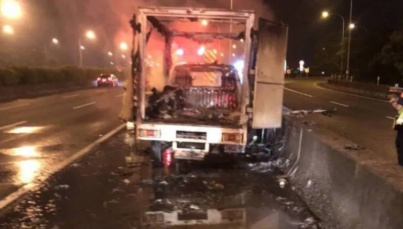 載回收煙火炮管自燃！　國1嘉義段貨車被燒成廢鐵