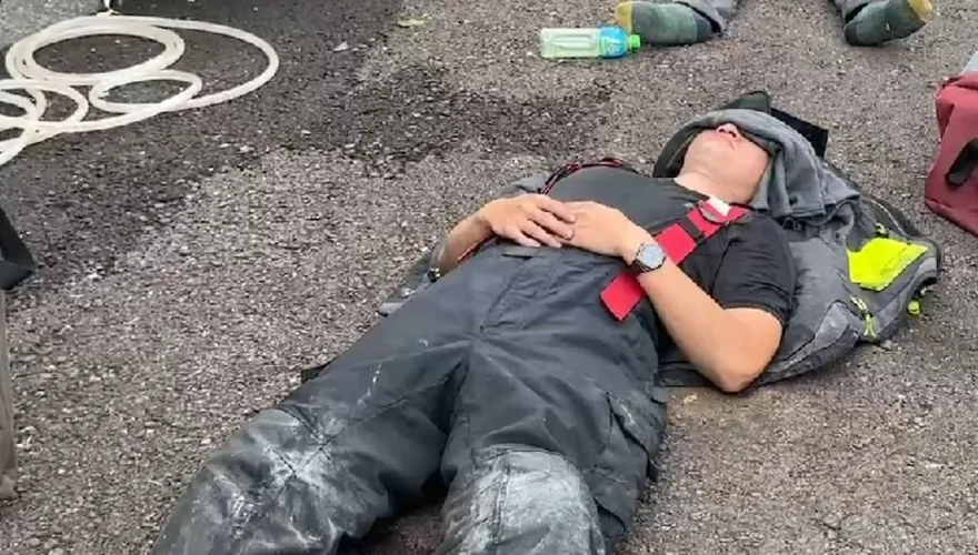 向英雄致敬！消防員屏東徹夜救火累翻　席地而睡衣當枕