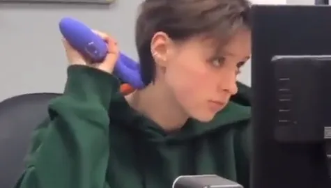 影／好害羞！女同事上班中拿「情趣用品」愜意按摩　短短14秒影片遭瘋傳