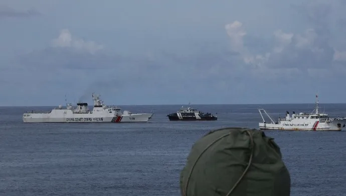菲律賓海軍砲艇闖黃岩島鄰近海域　陸海警船「跟監外逼」驅離
