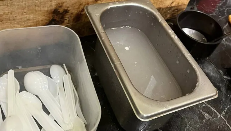 有潔癖的人根本不吃！火鍋店「這熟悉景象」每每都讓她猶豫...