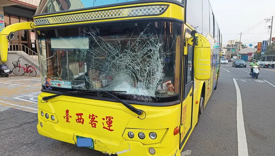 影/雲林學生專車、機車路口相撞！79歲翁撞破擋風玻璃再摔地慘亡