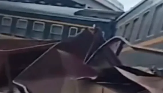 影/工程車翻覆卡鐵軌！列車來不及閃迎面撞上　4車廂脫軌嚴重扭曲變形