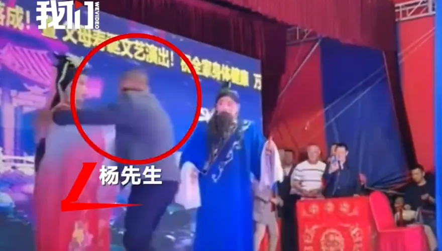影/女戲曲演員受打賞後遭2男觀眾「強抱非禮」　丈夫怒報警：尊嚴受到踐踏