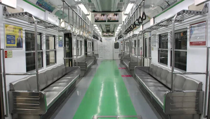 比照北捷！首爾地鐵公司將推「無座位車廂」　望提升載客量紓解人潮