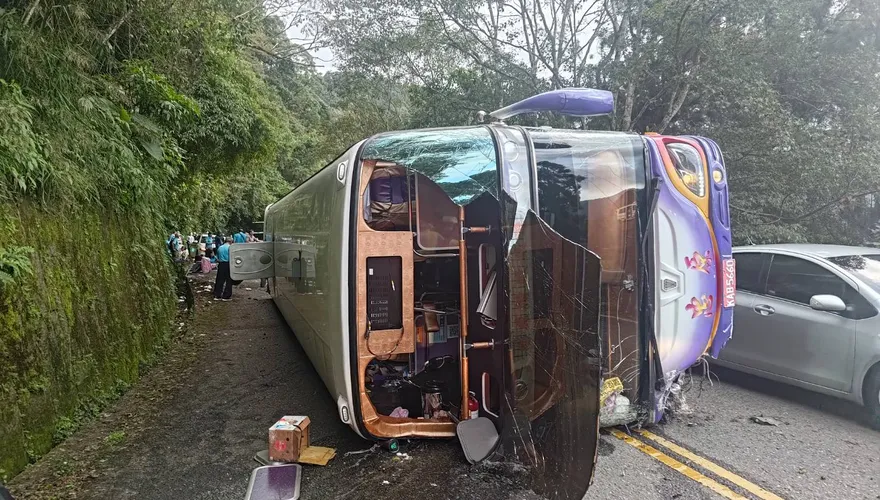 快訊/救不回！太平山遊覽車翻覆釀1死36傷　7旬婦出遊遇死劫