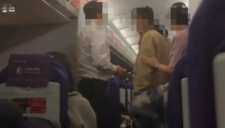 大阪飛上海航班降落時「24歲男欲開艙門」　乘客嚇歪：要幹什麼！