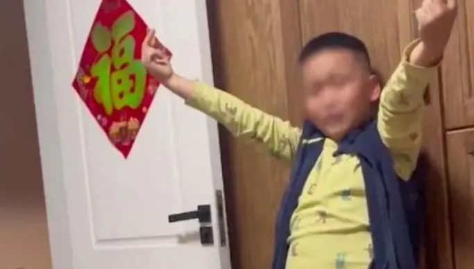 影/講不聽！10歲兒愛比中指　爸使出「超狂招數」讓他秒認錯