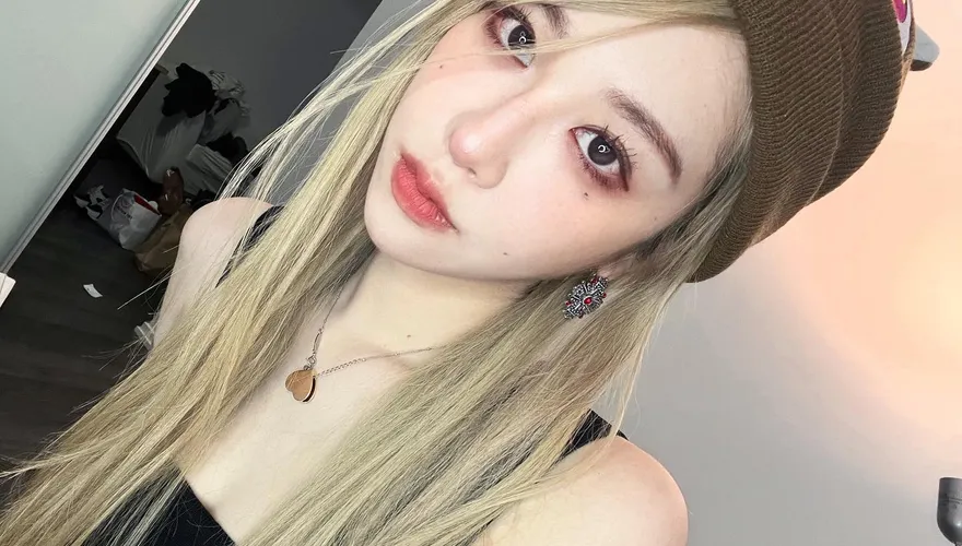 影/回頭率100%！網紅「美麗妄娜」火辣泳衣超狂　轉身大秀「南半球掉出來」