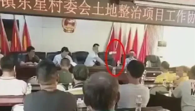 影/講話一直被打斷！海南鎮長疑情緒失控怒扔瓶　村民起身「拍桌對嗆」