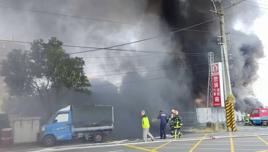 快訊/台中大甲「修車廠大火」！爆炸聲不斷竄濃煙　疑輪胎起火