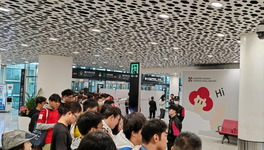 陸足球迷為韓國隊接機惹議　前《央視》主持痛批：幾個球星就把氣節弄沒了