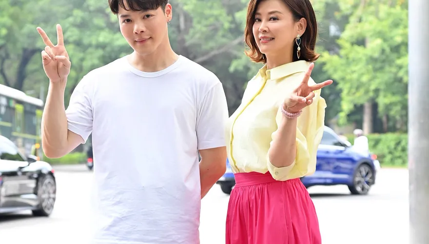 方馨春天來了？小20歲鮮肉「濕身猛追」直球告白…甜喊：妳就是我在等的人