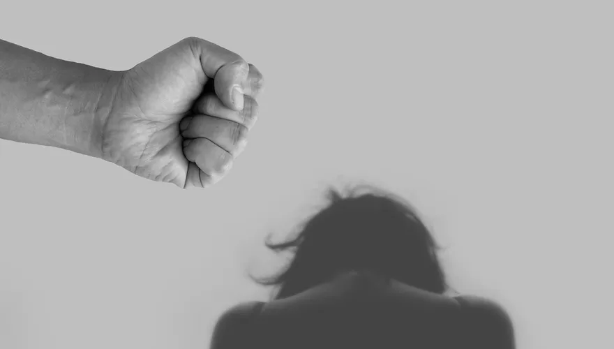 識人不清！女子錯嫁控制狂丈夫「整天關家中」　通訊錄被刪到「剩2人」
