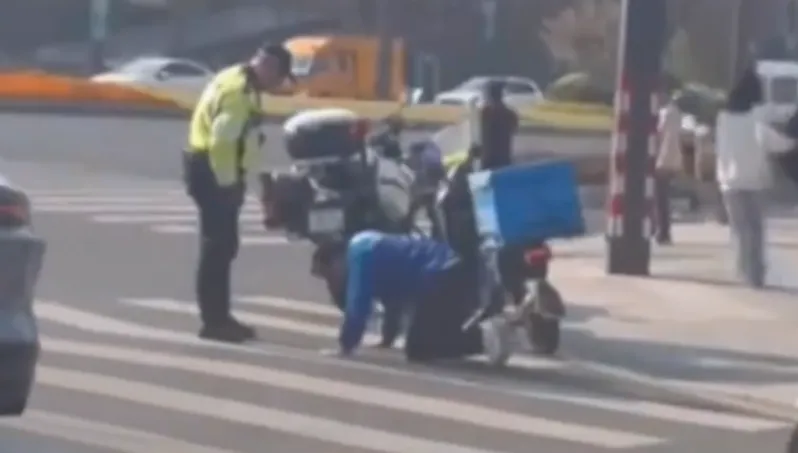 闖紅燈遇警方攔查　外送員下跪求情不成...直衝路中央高喊：我不活了