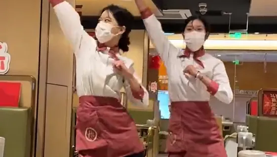影/麥擱跳啊！海底撈店員嗨跳抖音神曲惹議　部分分店取消「科目三」表演
