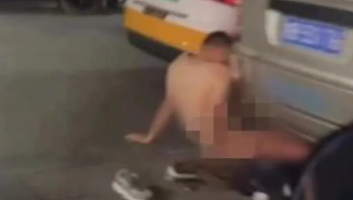 酒醒想鑽地！醉漢當街脫光「硬上排氣管」　網譏：車主可替愛車告性侵嗎