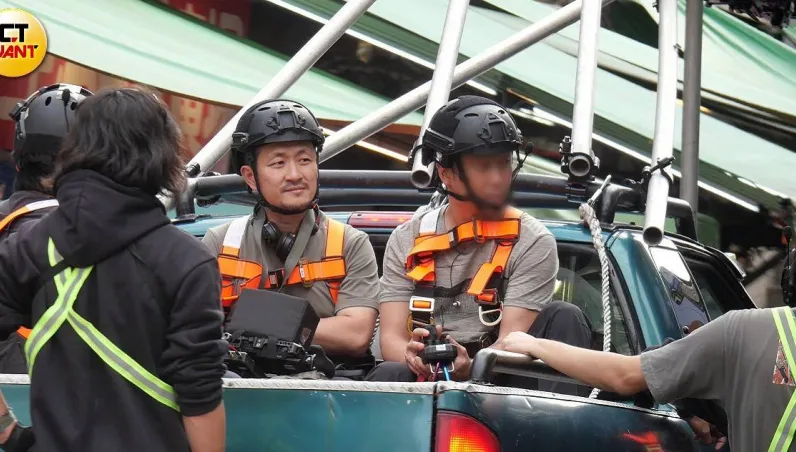 王淨再穿學生制服！九把刀《功夫》開拍陷爭議　封街拍攝撞車戲惹怒攤商