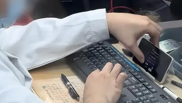 影/不敬業！上海醫院擠滿病患　醫護人員卻在「偷玩手遊」慘被停職