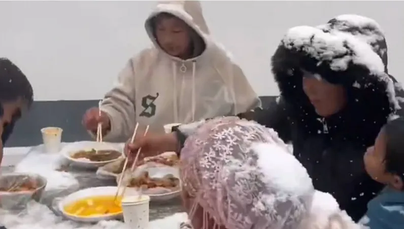 影/「流水席」變「流雪席」！婚宴辦桌突然天降大雪　賓客淡定用餐場面有趣