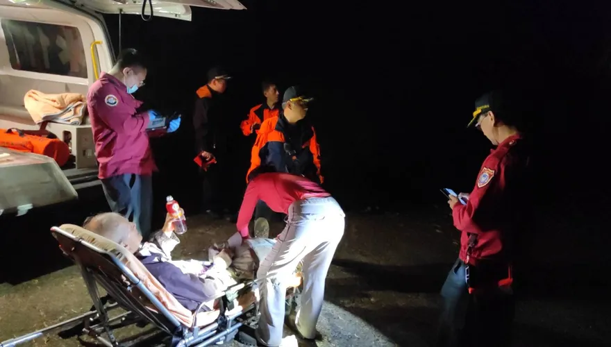 影/台南男女山友摔落20米深山谷　警消摸黑10小時成功救援