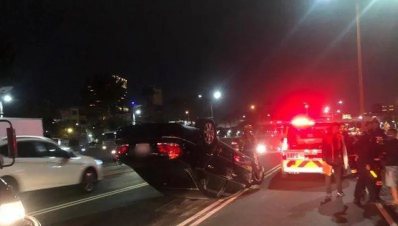 高雄180度翻車四輪朝天！　5旬男不熟路況自撞釀2傷