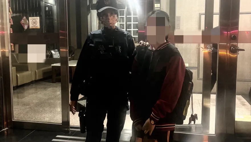 影/台中國中生鑰匙「遺失」！暖警陪返校到處找　赫然想起「在書包裡」