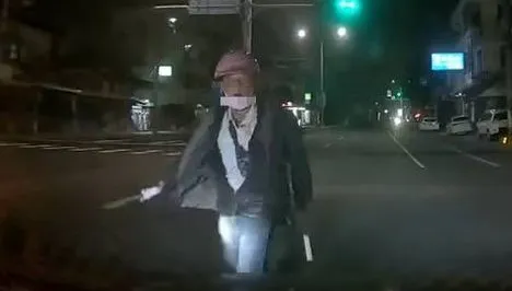 影/彰化男撿東西被叭抓狂！持刀追逐砍車嚇壞駕駛　因為車上有「5月大嬰兒」