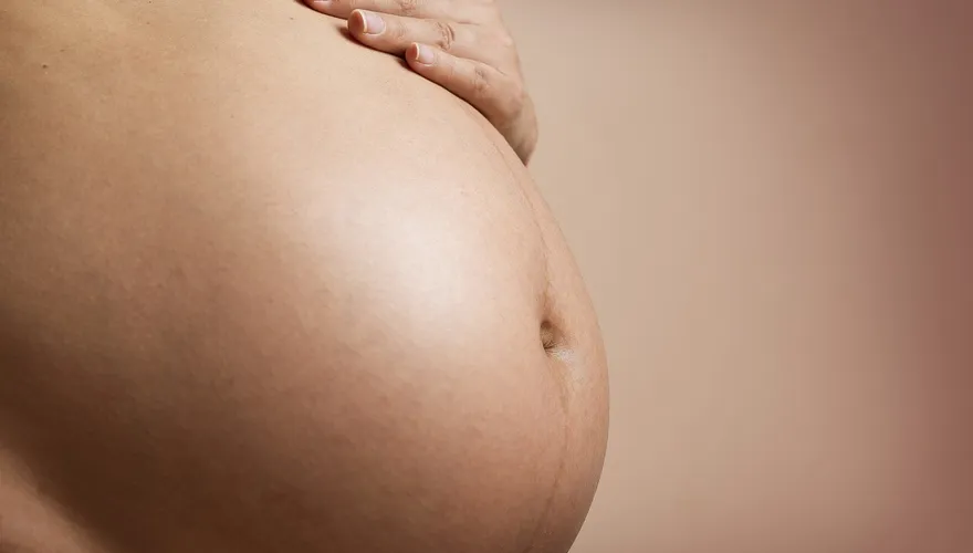 女子未婚未孕肚子卻像「臨盆孕婦」　經手術取出「21公斤」卵巢腫瘤
