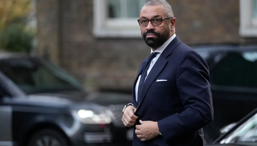 靠「這招」維持婚姻？英內政大臣謔稱「每天給妻子下迷姦藥」挨轟急道歉