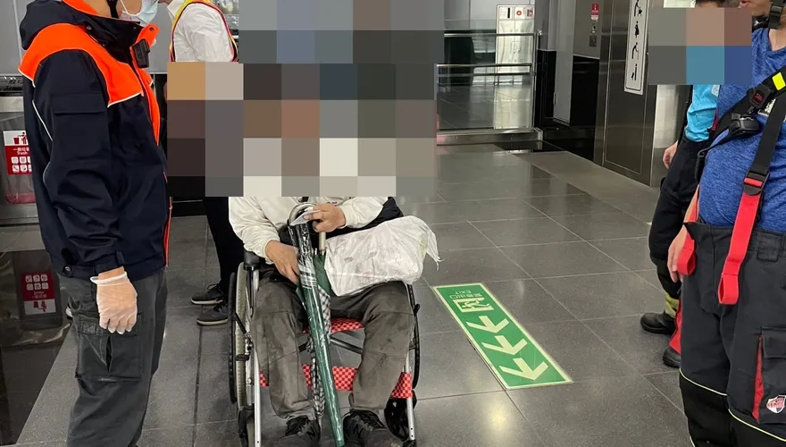 快訊/台鐵高雄鳳山站「59歲男落軌」！工作人員一把拉上來