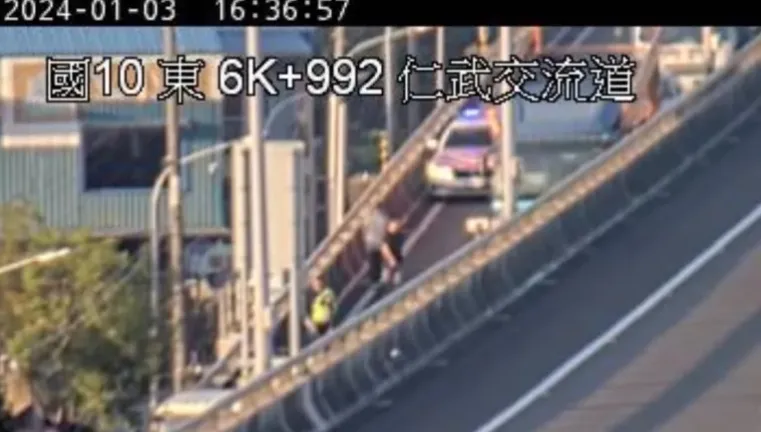 快訊/國10仁武交流道2車追撞釀1傷！西7K車流回堵至少3公里