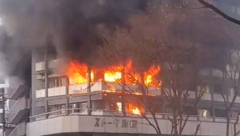 快訊/影/濃煙沖天！東京新宿區12層樓建物突發火災　3、4樓陷入火海「8人受傷」
