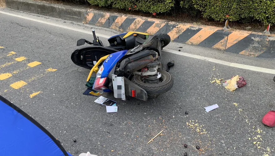 快訊/死亡車禍！高雄大貨車右轉撞機車　68歲女騎士滾車底慘遭輾死