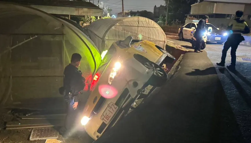 影/酒空指路指到田裡去！小黃運將「以客為尊」整輛翻下去武告衰　慘受困求救警