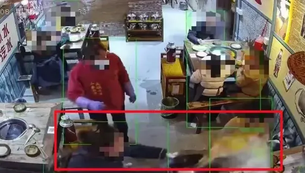 影/她火鍋吃一半…突遭陌生女「端熱湯狠潑」　臉部慘燙傷起水泡
