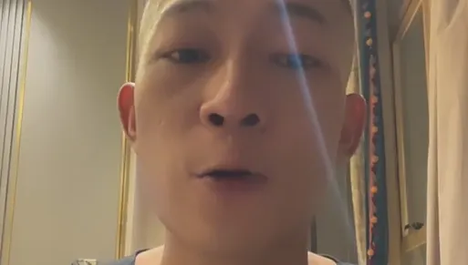 快訊/遭馮語婷不斷圍剿！　鳳梨自摑巴掌開直播道歉了