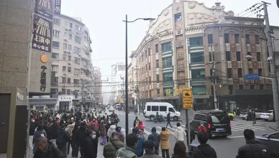 遊客擠爆搶打卡！《繁花》上海黃河路「復活」　警方加裝紅綠燈維持秩序