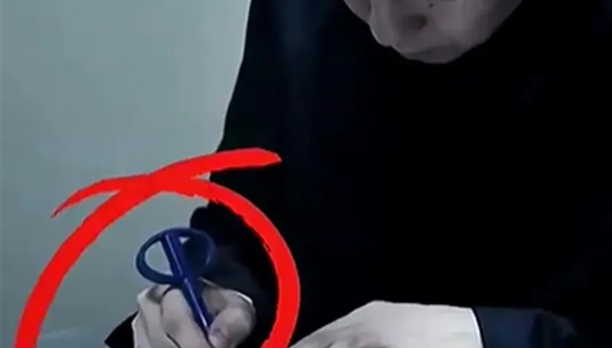 影/熱銷9萬支！《央視》播放年度反腐片　意外帶火李鐵手上原子筆