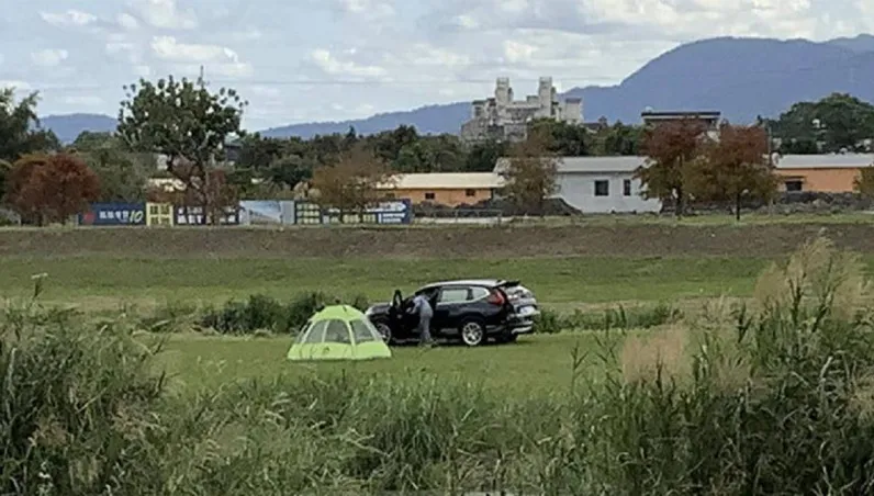 休旅車開上安農溪畔草坪「露營」...遭制止裝沒聽到　網怒批：水準有夠差