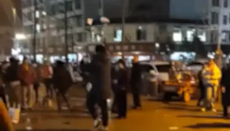 影/不滿大媽天天跳廣場舞擾民　男子到場「撒冥紙」驅魔成功趕人