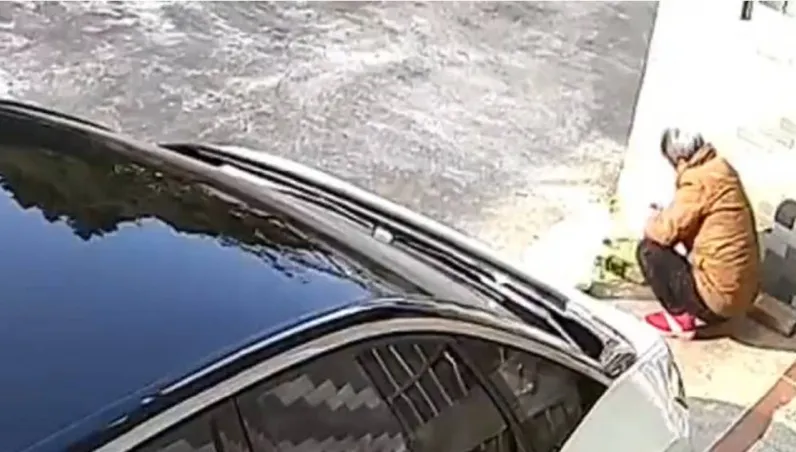 影/心碎！女子剛買電動車不熟車況　「一踩油門」就暴衝撞死外婆