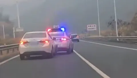 影/小客車剎車失靈時速狂飆130km　員警冒死駕車當「緩衝墊」救人