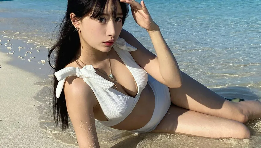 尺度大開！20歲正妹參加成人式再惹議　「上半身真空」暗黑透膚險曝光