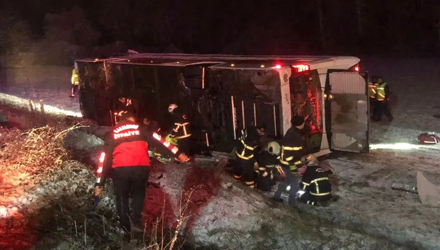 土耳其巴士翻覆雪地中「引擎蓋彈出」　車上乘客6死33傷